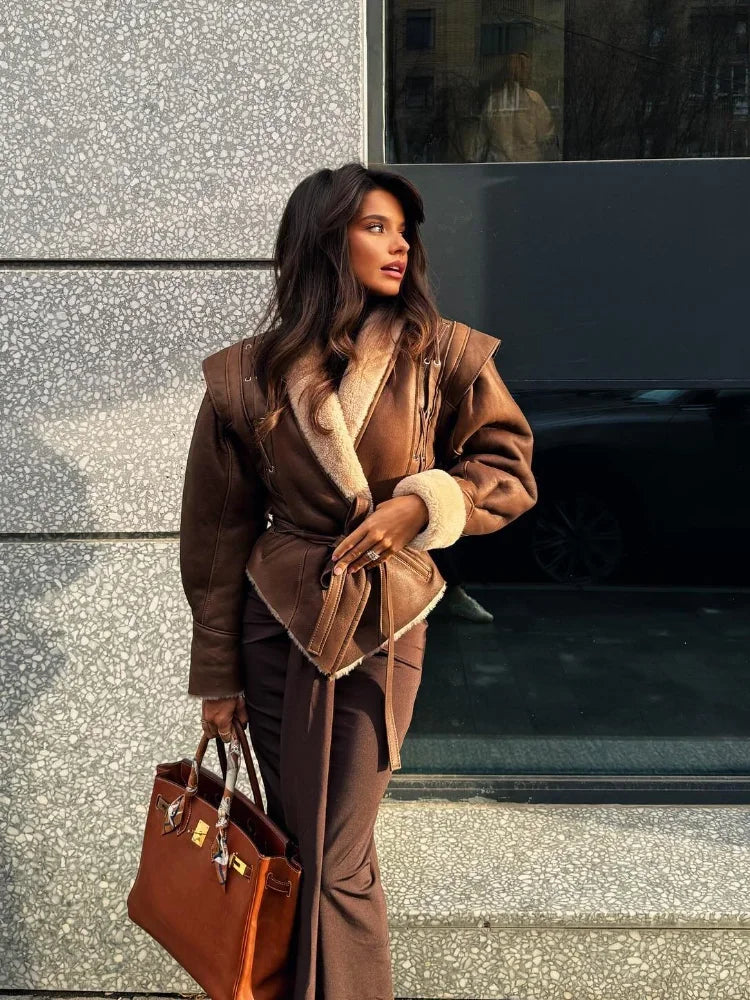 Lisa – Braune Jacke Mit Gürtel Und Kragen