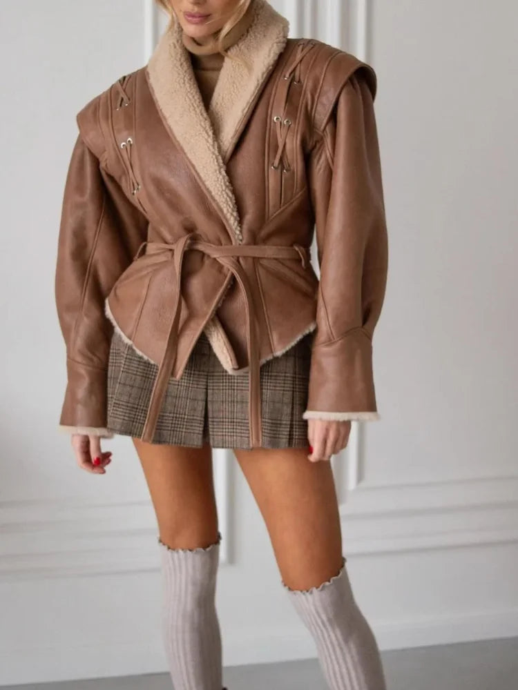 Fabia – Braune Jacke mit Gürtel und Kragen