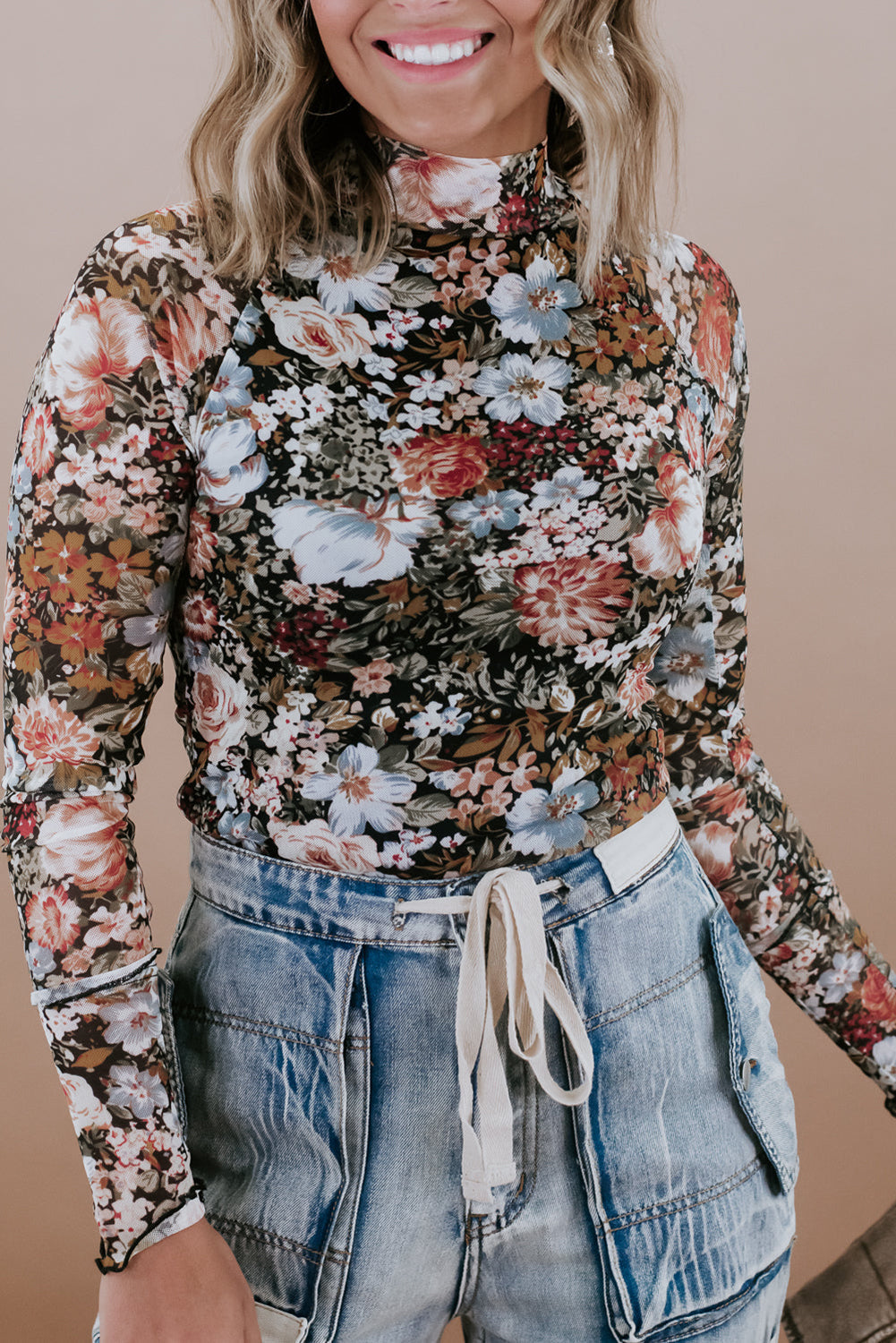 Solveig - Braune Netzbluse mit floralem Muster, langärmelig Braun