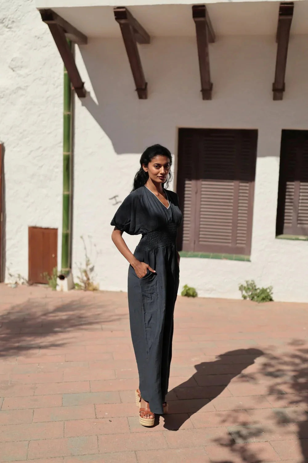 Tilda - Jumpsuit mit V-Ausschnitt und Smoktaille - Grau 2