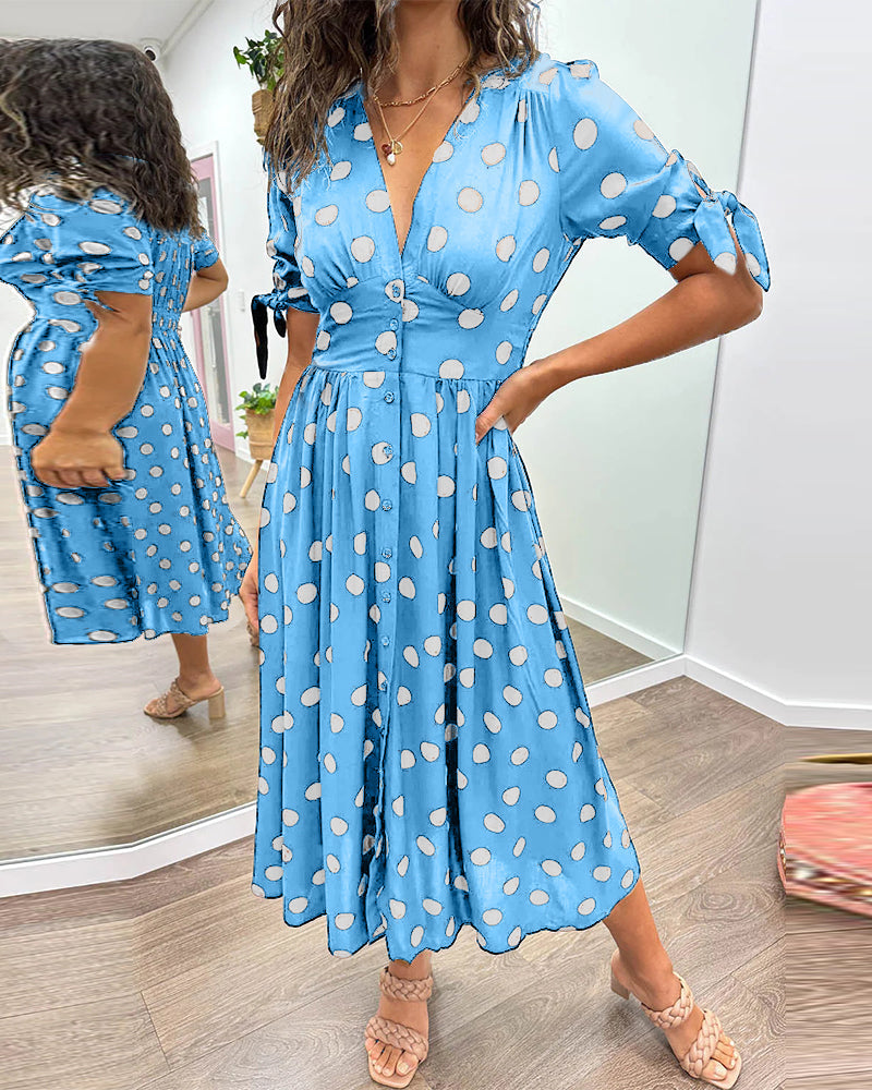Viorica - Kleid mit tiefem V-Ausschnitt und Tupfen Himmelblau