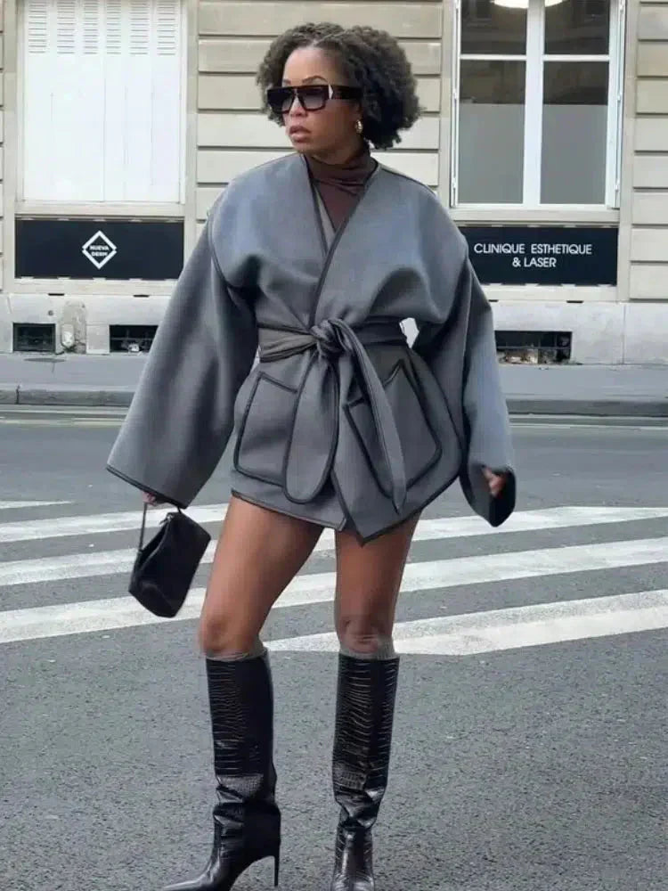 Alice – Eleganter Cape-Mantel Mit Bindegürtel